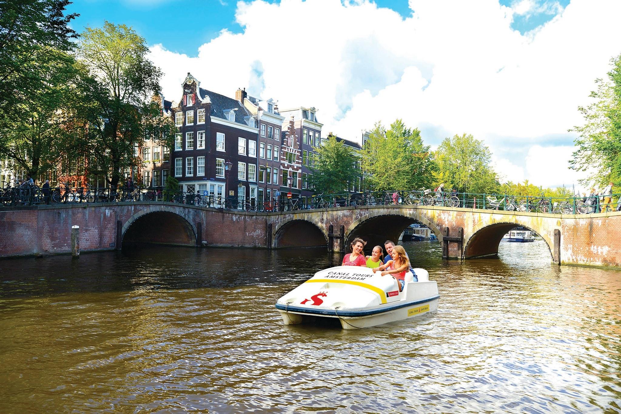 Huur een waterfiets door de grachten van Amsterdam (60 min)