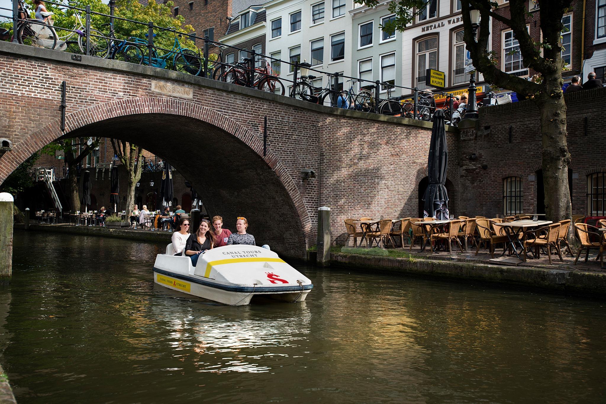 Huur een waterfiets door de grachten van Utrecht (90 min)