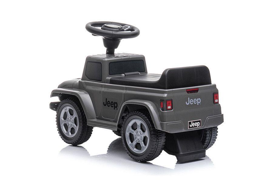 Een speelgoedauto voor kinderen waarop ze kunnen zitten in een grijs Jeep model - schuin achteraanzicht