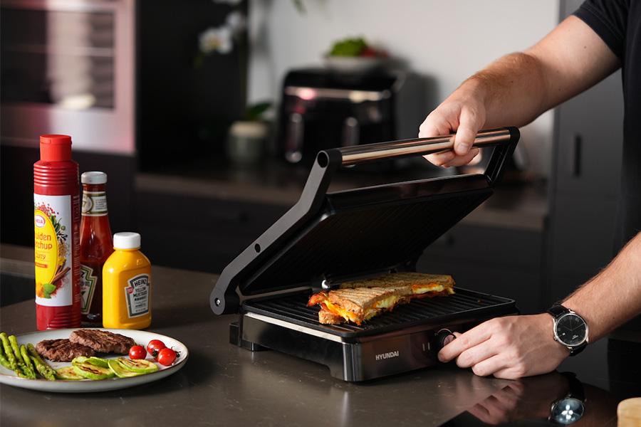 tosti maken in contactgrill