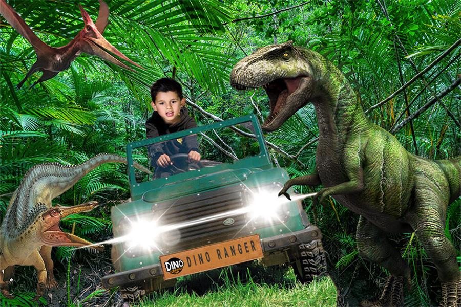 Kind in een auto met dino bij Dino Experience