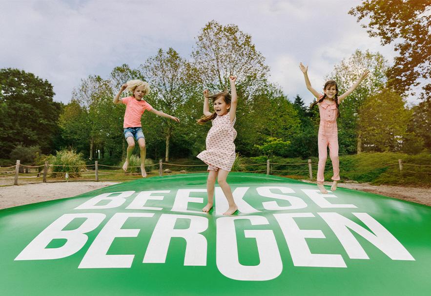 Drie kinderen op groen Beekse Bergen springkussen