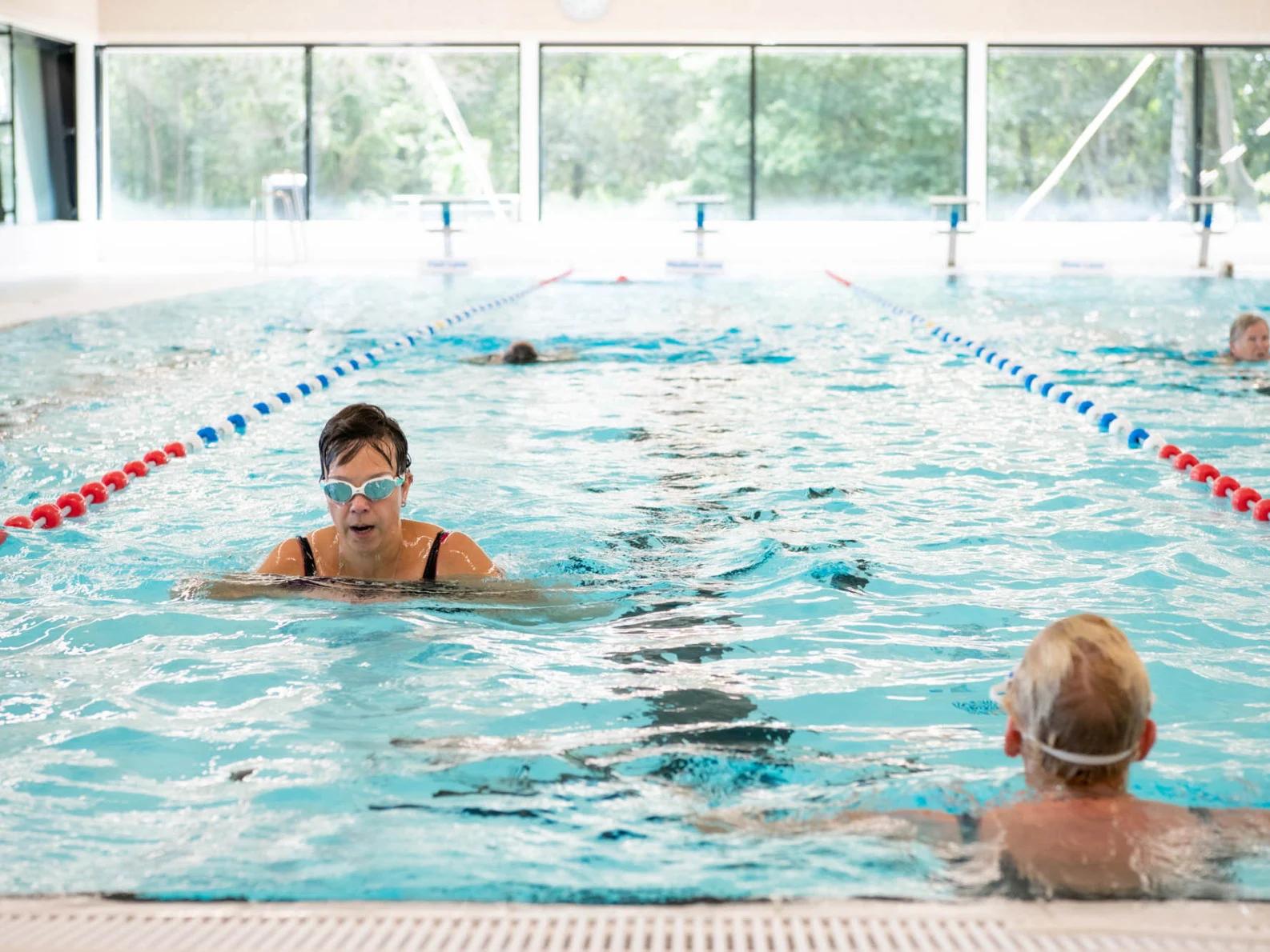 Banenzwemmen in het zwembad van het Bijlmer Sportcentrum