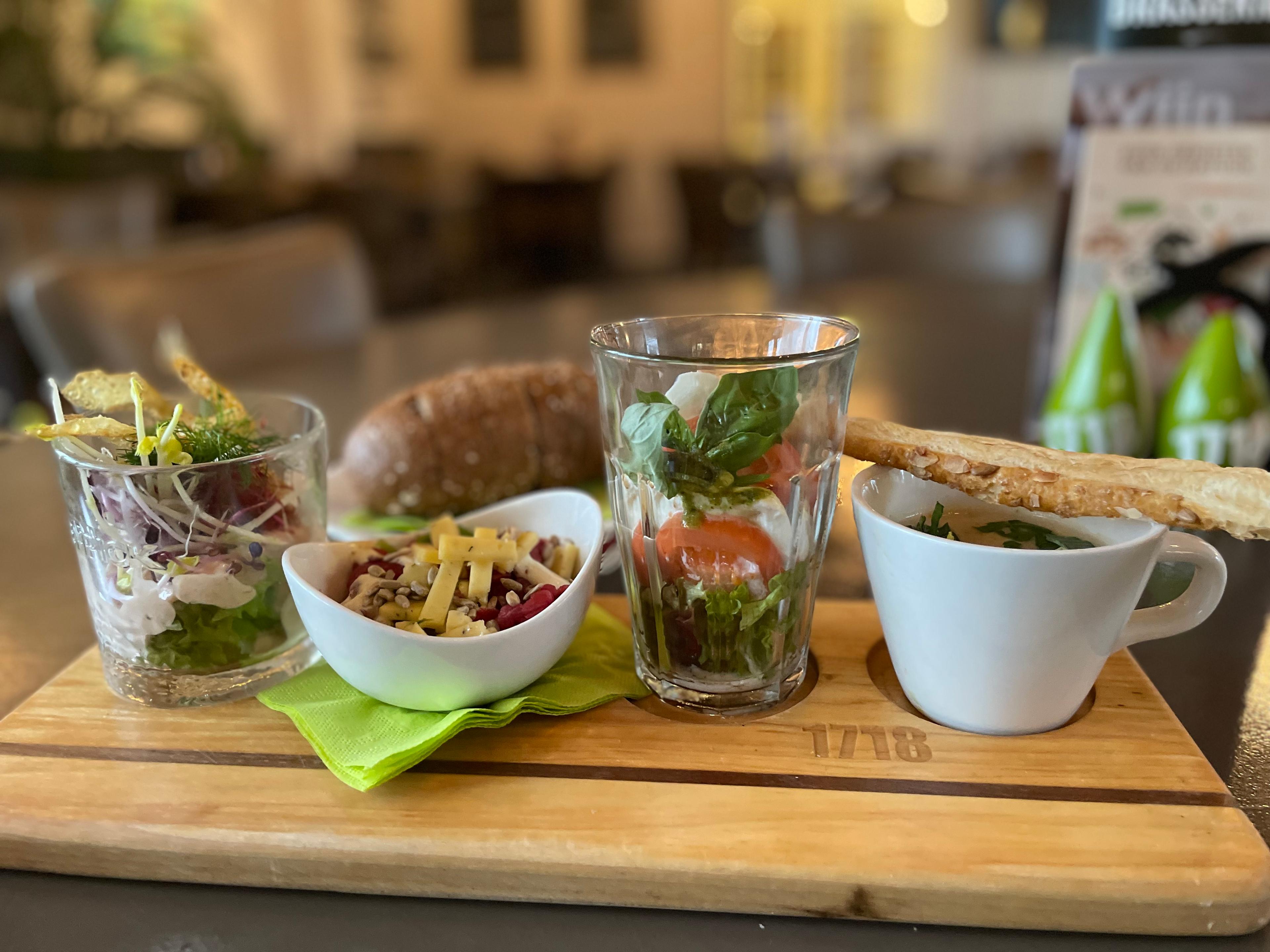Lunchplank met soepje en gerechtjes om zelf te beleggen bij Brasserie 1718