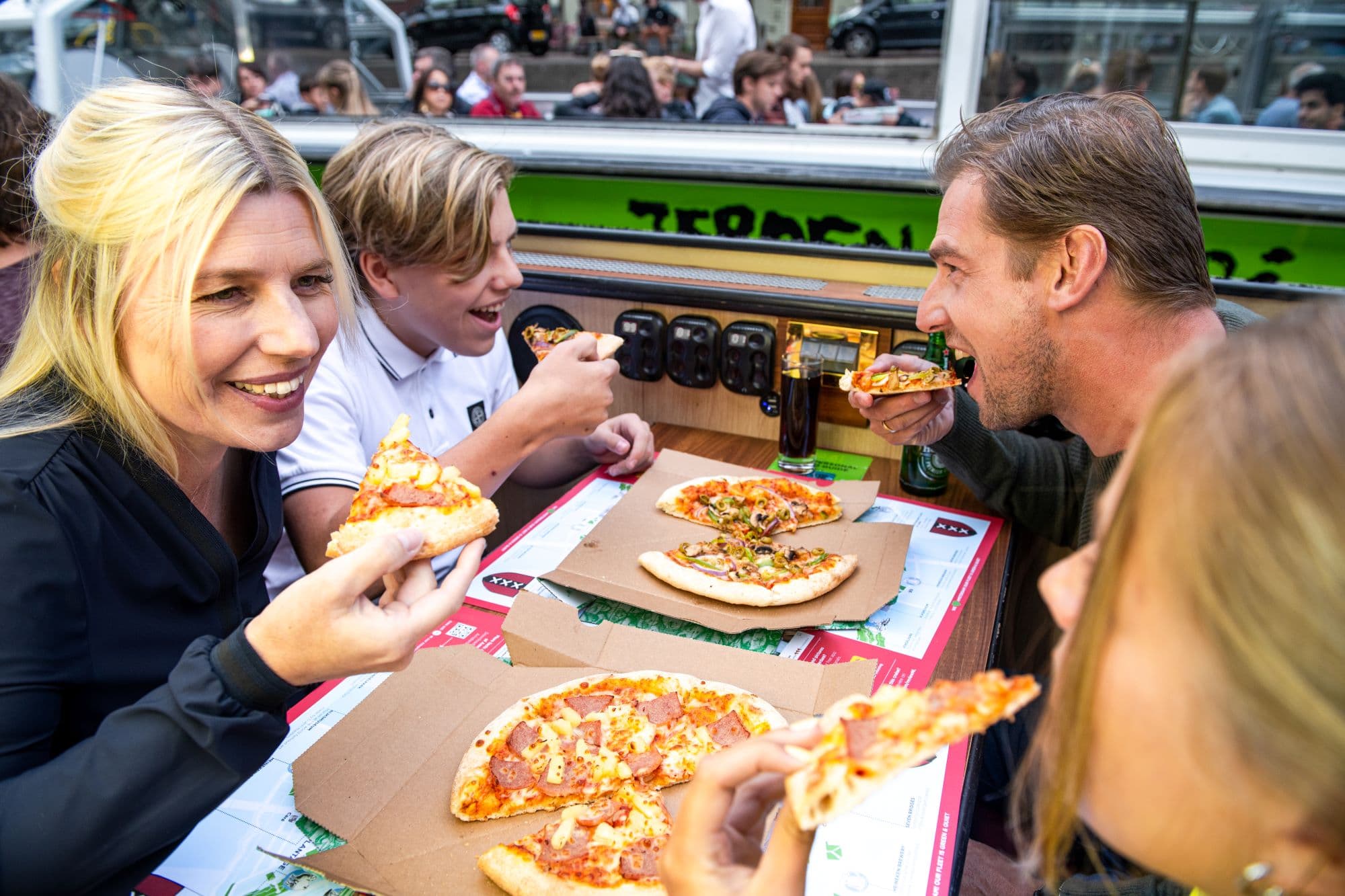 Pizza Cruise door Amsterdam met pizza en drankjes
