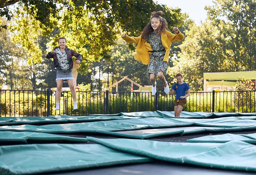Drie meisjes aan het springen op trampolines