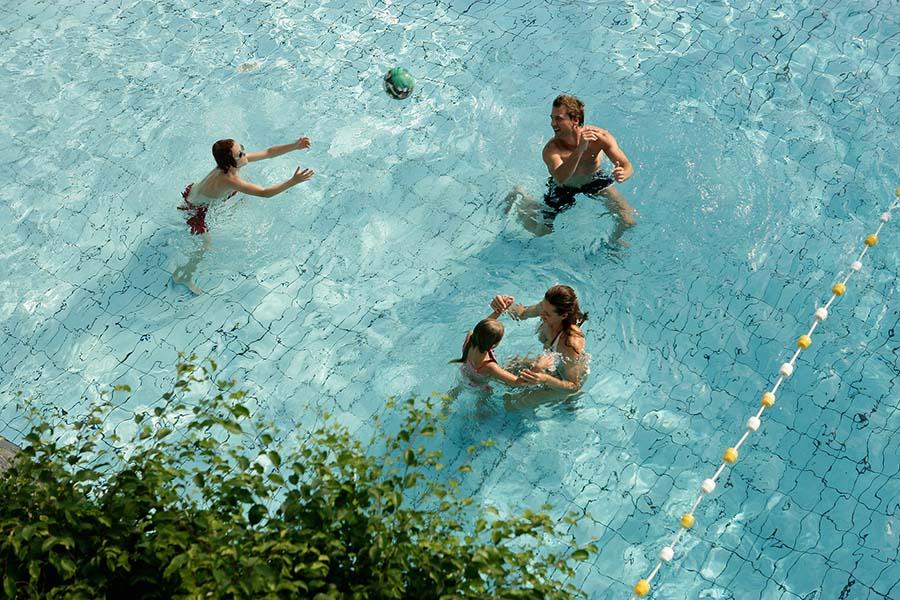 zwembad mensen spelen met bal