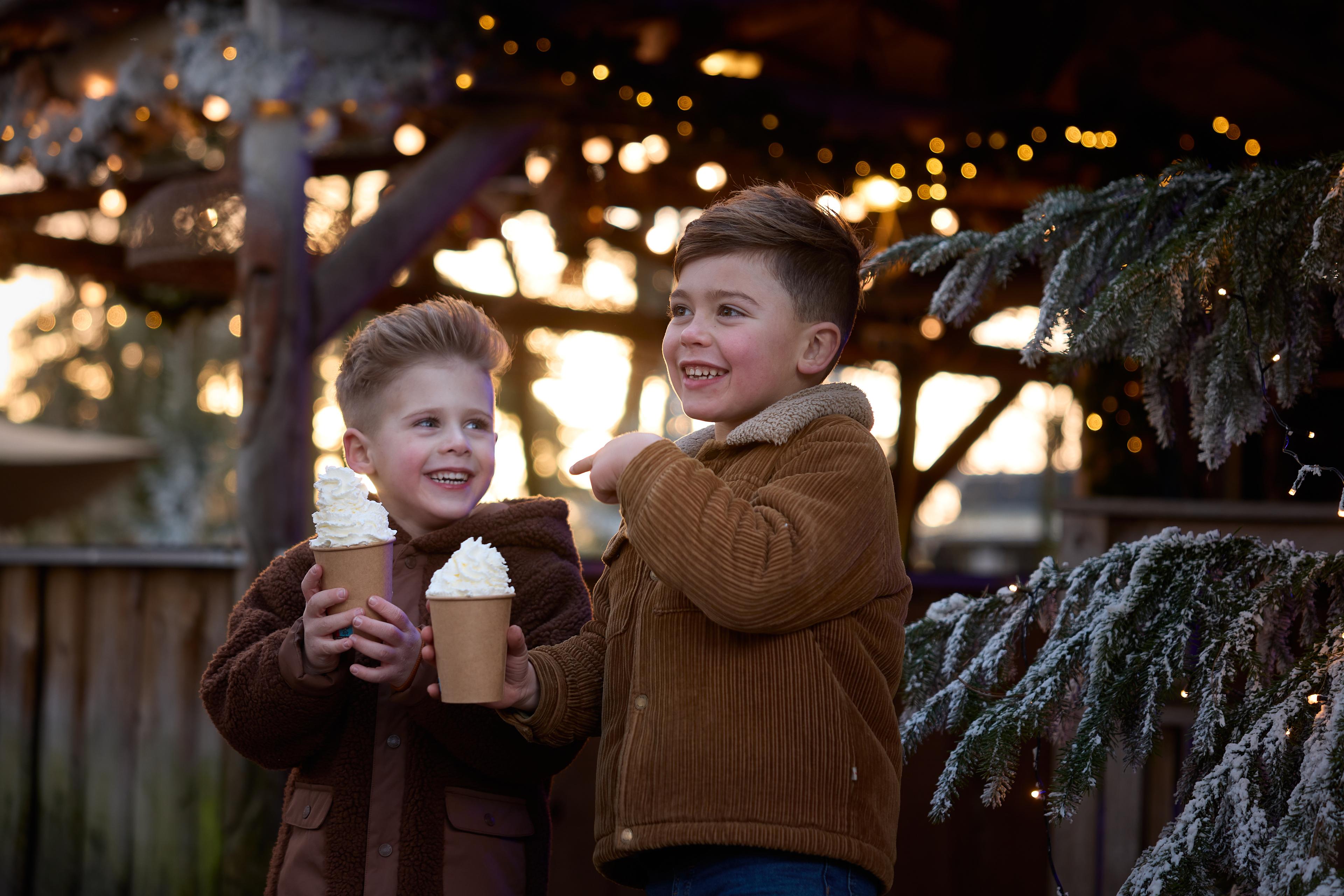 kinderen met chocomelk tijdens kerst