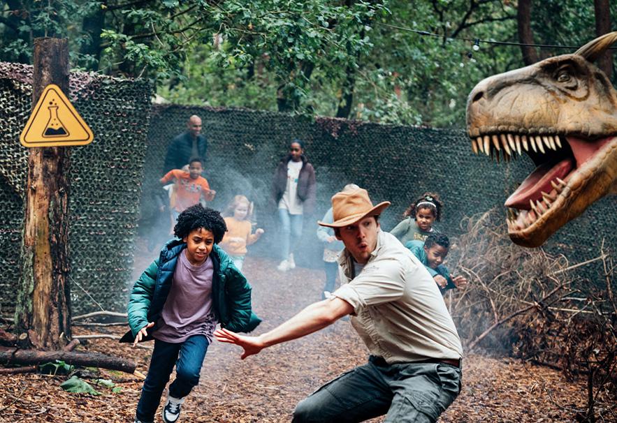 Ranger en kind die wegrennen van gevaarlijke dinosaurussen