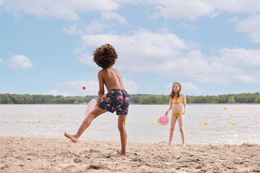 Twee kinderen aan het beachballen op het strand