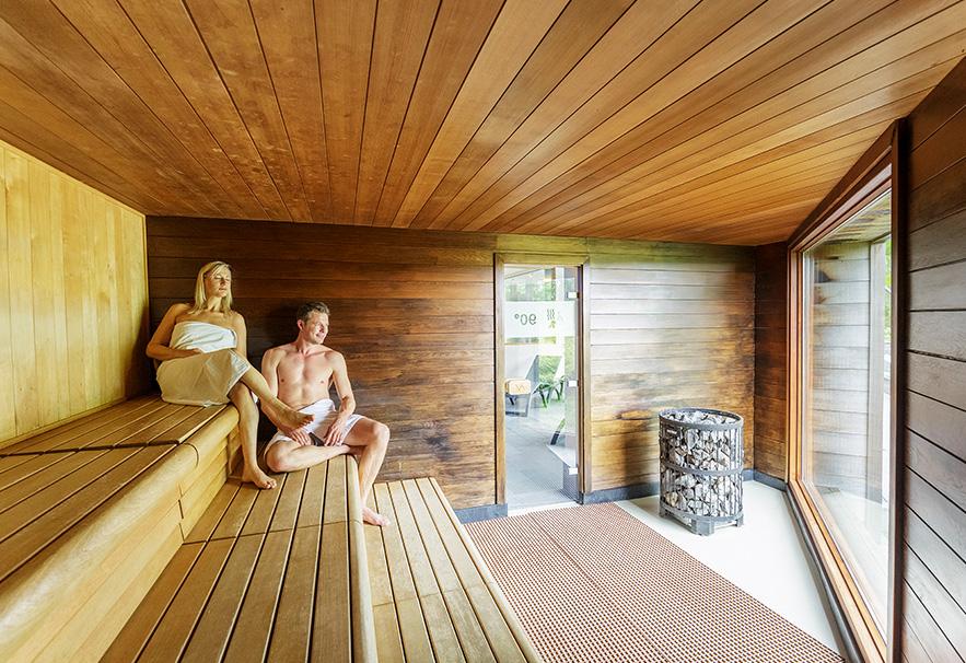 man en vrouw in sauna