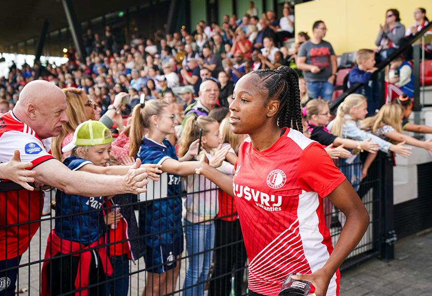 Feyenoord Vrouwen 1 handjes geven