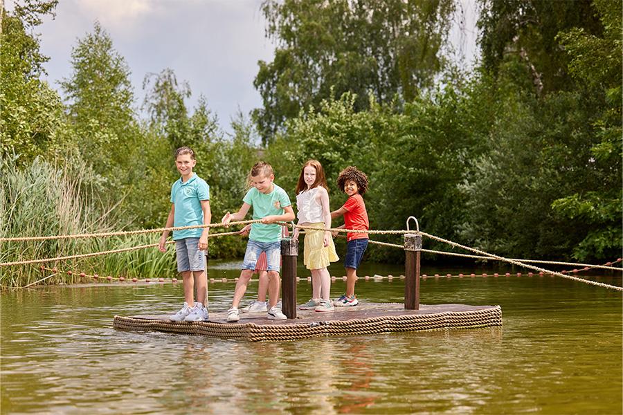 Spelende kinderen op een vlotbrug