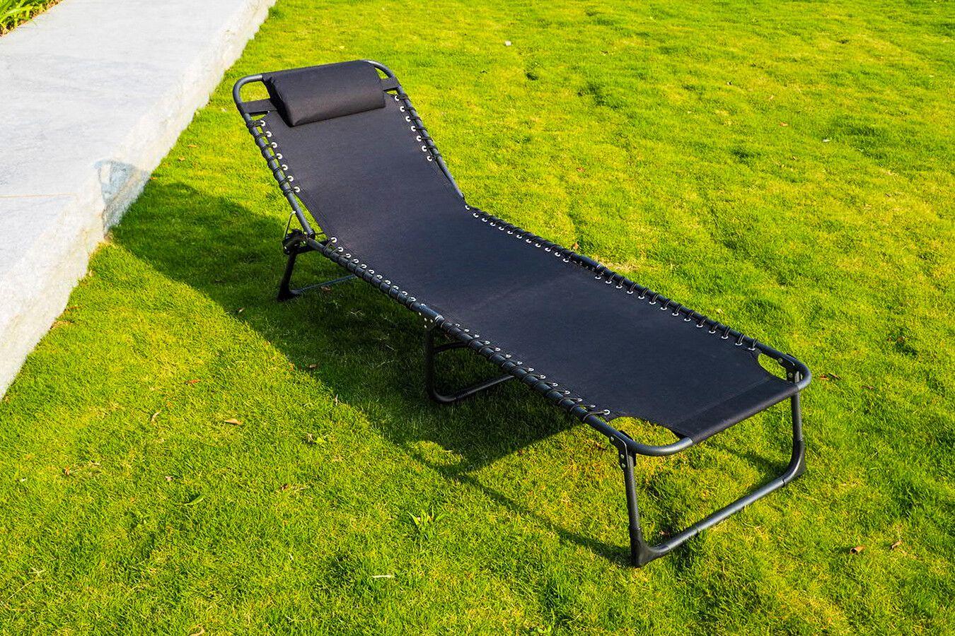 zwarte ligstoel voor buiten op een grasveldje