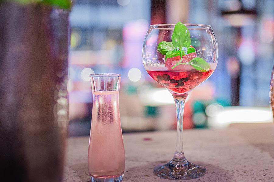 roze cocktail in glas