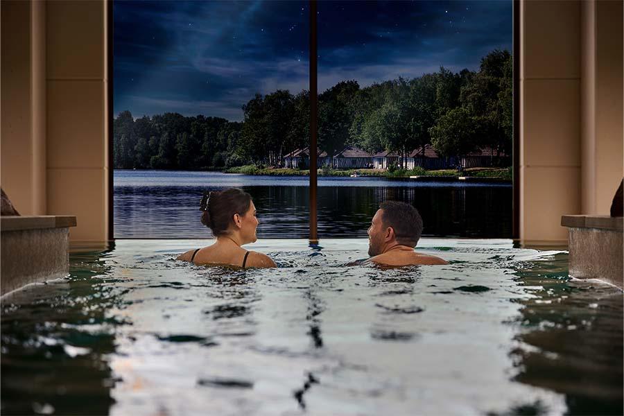 man en vrouw zwembad uitzicht op meer