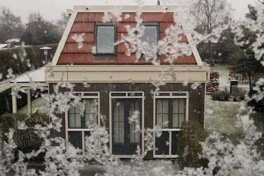 bungalow met sneeuwvlokken in de winter