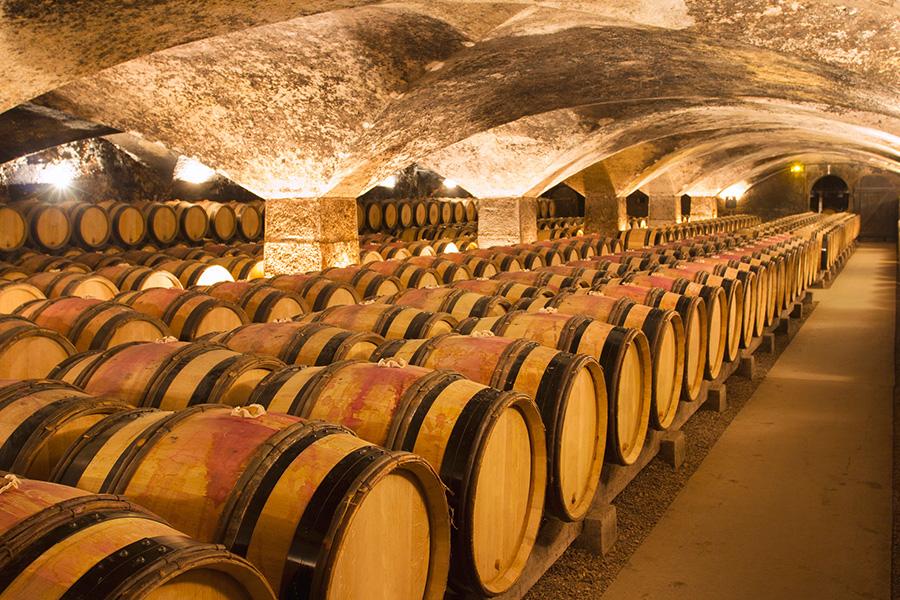 Wijnvaten in een wijnkelder