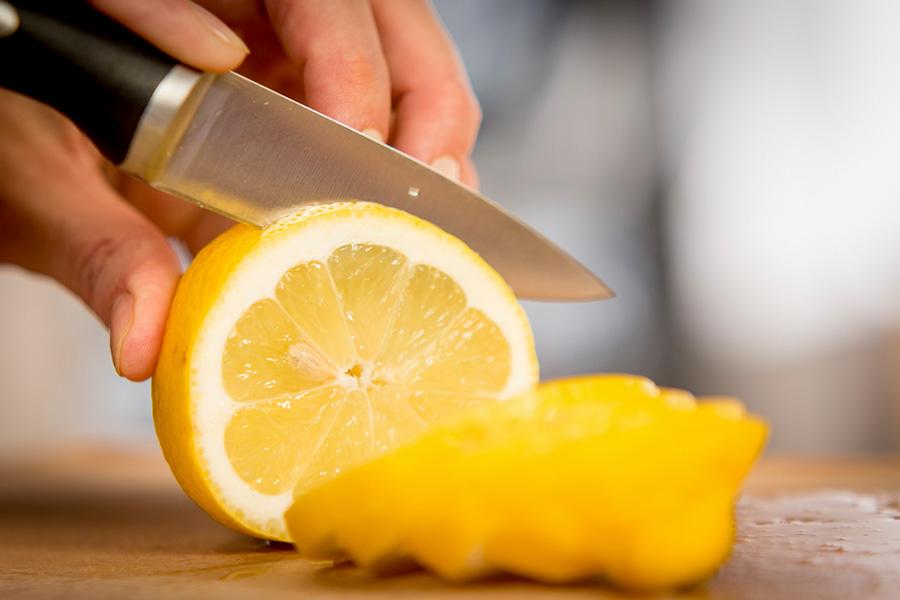 citroen doorsnijden met een mes