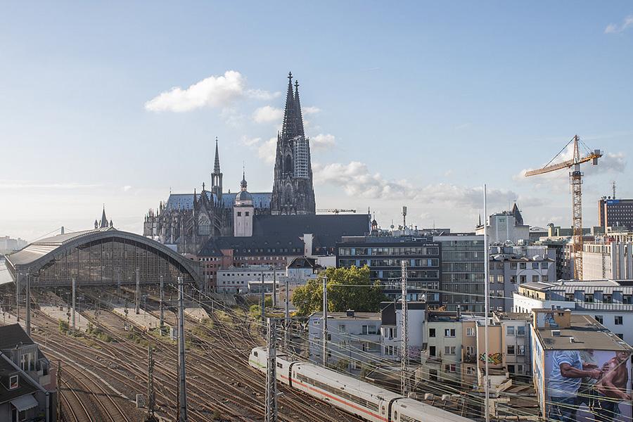 Dom van Keulen met treinspoor en gebouwen
