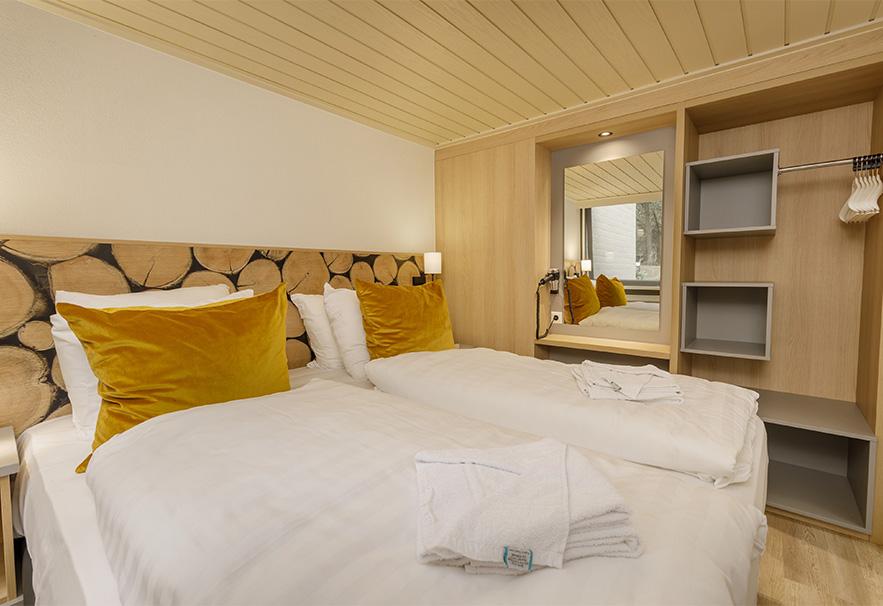 slaapkamer van een vakantiehuisje met een 2 -persoonsbed