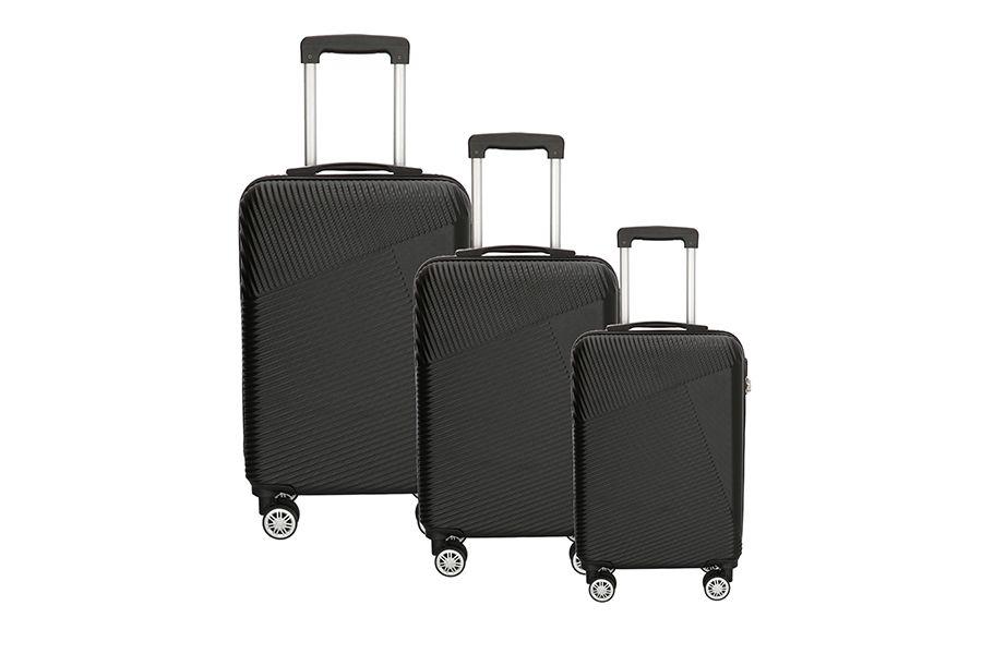 3 zwarte koffers met wieltjes en een trekstang op een rijtje van groot naar klein