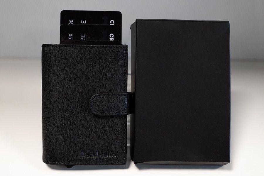 Zwarte portemonnee op lichtere achtergrond met een pasje dat eruit steekt
