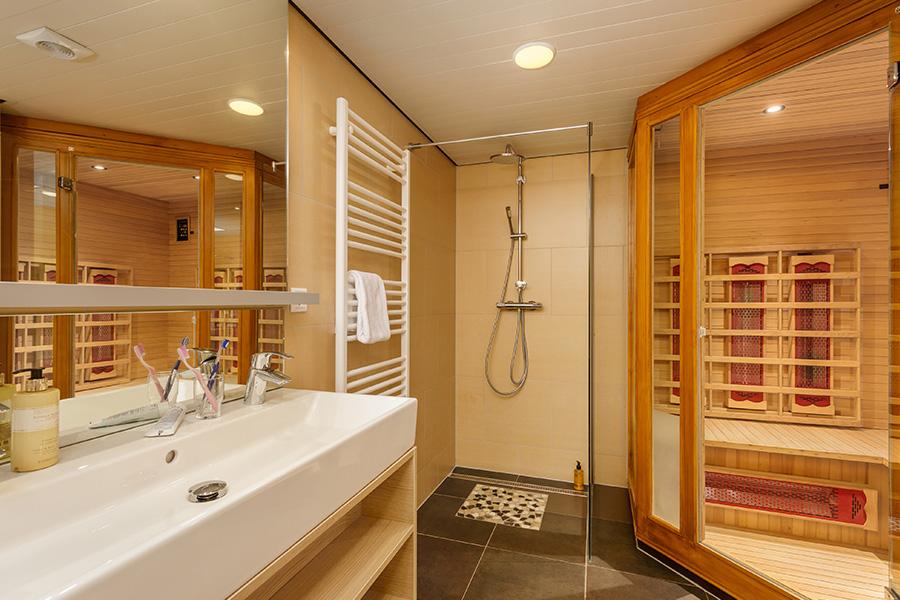 badkamer van een luxe vakantiehuisje met sauna